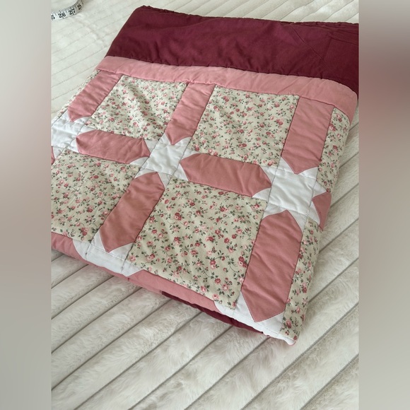 VINTAGE Handmade Floral Quilt - Picture 5 of 7